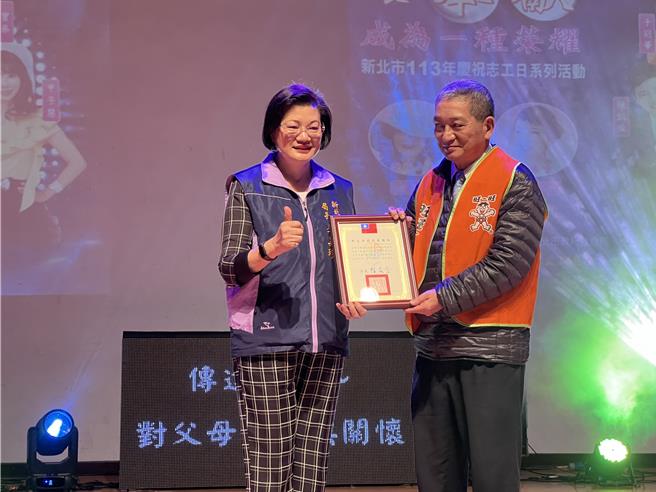 新北市社會局長李美珍頒發感謝狀給旺旺文教基金會。（呂健豪攝）
