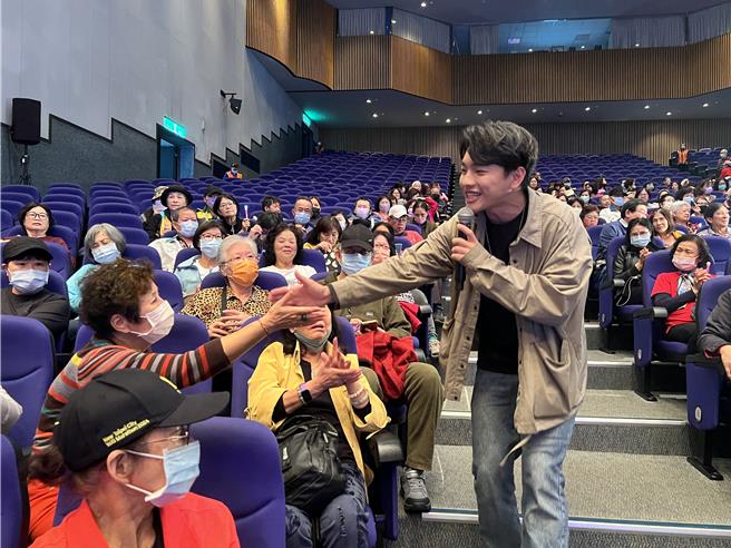 鄭康亮擔任開場迎賓歌手。（呂健豪攝）