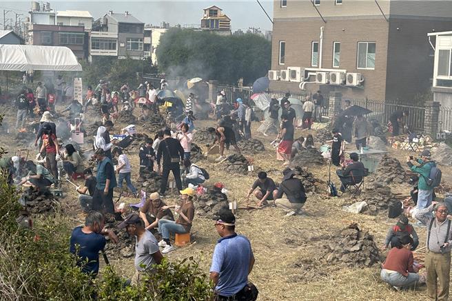 竹东黄金地瓜节11月30日登场，吸引1千多位亲子参与焢窑乐。（新竹县政府提供／罗浚滨新竹传真）