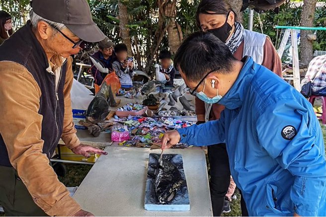 新竹县乌鱼季暨食农教育推广市集11月30日登场，专业讲师教导民眾学习鱼拓。（罗浚滨摄）