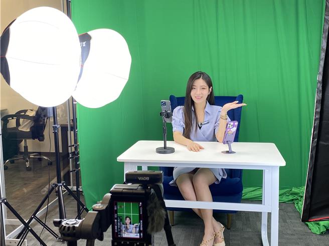 录制一次主播的声音及影像后，只需在后台植入文字指令，就可产制出不同的主持风格和播报内容，无须重新录制。（郭俊延提供）