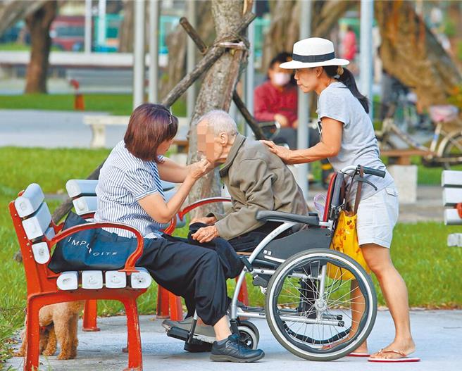 台湾超高龄化来临，卫福部政务次长吕建德29日表示，长照财务规画须做调整，卫福部正研拟多元长照财源方案，构思推行「双源财务制」。图为照护示意图。（本报资料照片）