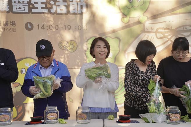 屏东县长周春米（右三）在屏东酿酱生活节动手做梅乾菜。（屏东县政府提供／罗琦文屏东传真）