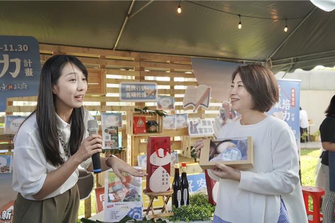 屏东县长周春米（右）在屏东酿酱生活节走访各摊位，体验各式各样的客家酿酱文化。（屏东县政府提供／罗琦文屏东传真）