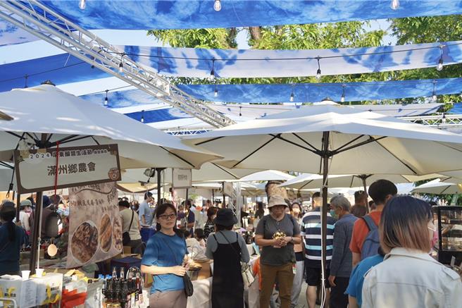 屏东酿酱生活节30日在胜利星村星星广场热闹开幕，现场多达百家摊位，展现各式各样客家酿酱文化。（屏东县政府提供／罗琦文屏东传真）