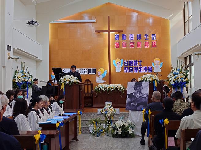 吴忠达追思会场特别以代表乌克兰国旗的黄、蓝色作为妆点，包含战友潘文扬、乌克兰台湾队、民意代表、亲友等上百人出席致意。（任义宇摄）