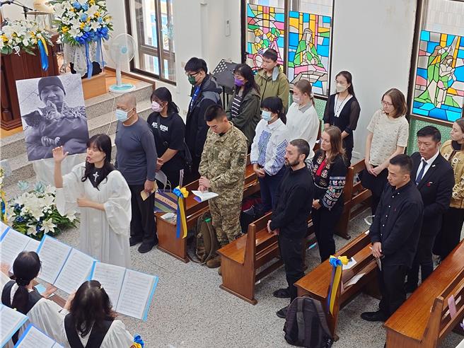 吴忠达追思会场特别以代表乌克兰国旗的黄、蓝色作为妆点，包含战友潘文扬、乌克兰台湾队、民意代表、亲友等上百人出席致意。（任义宇摄）