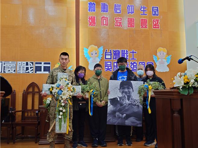 吴忠达战友潘文扬说，「阿达」在战场上就如父亲般照顾自己，要告诉阿达家属他就是英雄。（任义宇摄）