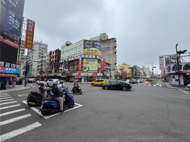 彰化县全面取消强制机车两段式左转，很多路口待转区未涂销，民眾可是路况来选择是否待转。（中时资料照）