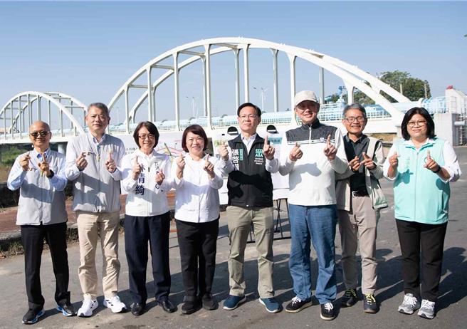 經濟部長郭智輝今把時間留在嘉義縣、市，嘉義市長黃敏惠也率市府團隊，與立委張啓楷、林倩綺、王美惠等人共同視察朴子溪許厝庄護岸興建工程。(嘉義市政府提供／呂妍庭嘉義傳真)