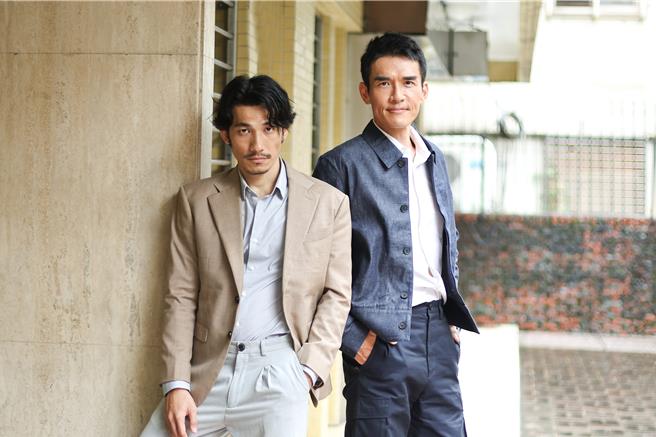 「越南影帝」连炳发（左）在《化外之医》打黑工，杨一展饰演人力仲介。（陈俊吉摄）