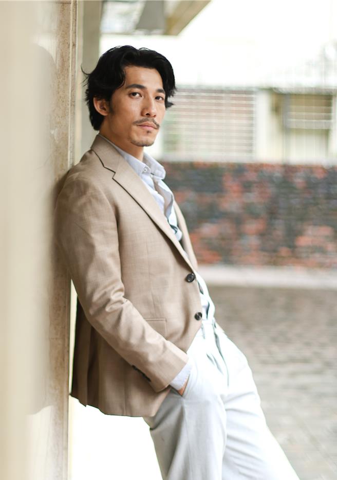 连炳发拍戏期间，带人工皮回饭店继续练习缝合。（陈俊吉摄）