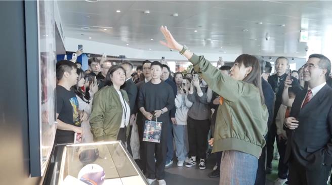 马英九基金会陆生团30日下午参访台北101，台北101董事长贾永婕（右举手者）也全程陪同，恰巧101展出中华队「12强」特区，有全队签名衣、垒包等，贾永婕表示，「他们也看得很开心」。（马英九基金会提供／陈薏云台北传真）