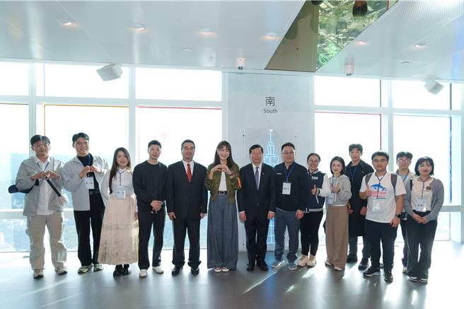 马英九基金会邀请陆生团访台，30日下午参访台北101，台北101董事长贾永婕也全程陪同。（马英九基金会提供／陈薏云台北传真）
