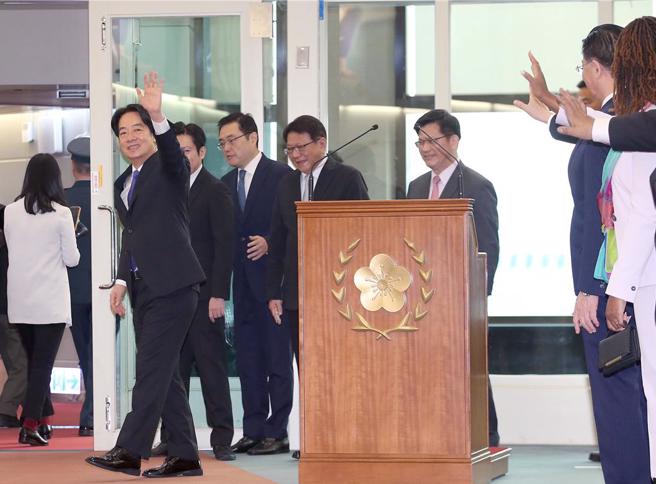 赖清德总统（左）率团出访太平洋友邦，并向送行人员挥手致意。（范扬光摄）