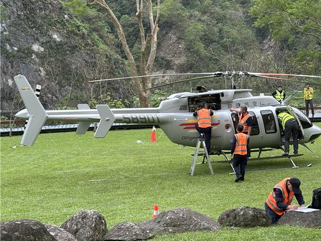 太魯閣國家公園管理處近日與勁捷航空合作，分批載運1000公斤木屑至南湖山屋，提供生態廁所使用。（王志偉攝）
