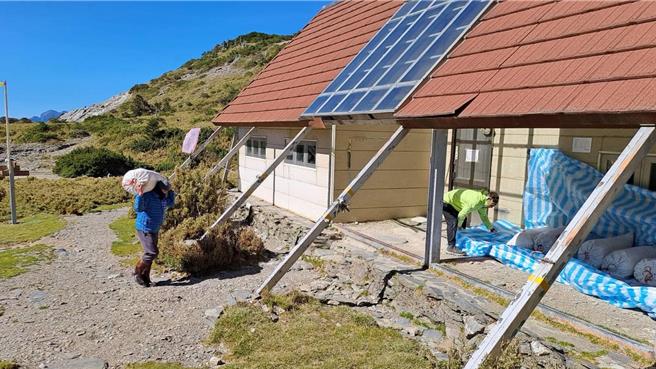 太魯閣國家公園管理處與勁捷航空合作，分批載運1000公斤木屑至南湖山屋，由太管處保育志工將木屑移至山屋儲放，可提供生態廁所使用。（太魯閣國家公園管理處提供）