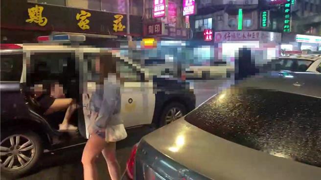 警方将店内26人全部带回侦办。（翻摄照片／林郁平台北传真）