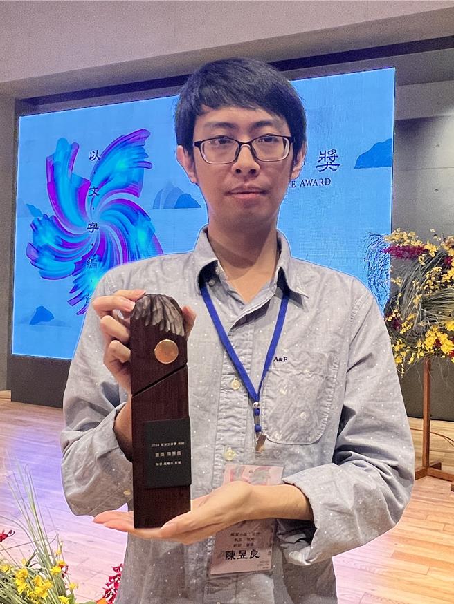 屏东文学奖得主陈昱良去年获散文佳作，今年再囊括新诗首奖、短篇小说与散文佳作。（屏东县政府提供／罗琦文屏东传真）