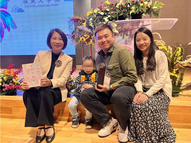 2024屏东文学奖创作奖助奖录取1名，得主陈二源（右二）获25万元奖助金。（屏东县政府提供／罗琦文屏东传真）