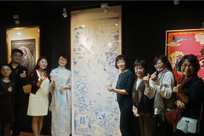 为推广传统水墨画，华梵大学推出「如影‧随行」水墨创作个展，由系上教授所创作的仕女图，虽然画风保有传统风格，背后延伸的含义却是代表现代女性的各种议题。即日起至12月5日于板桥华梵大学推广部「桥艺术空间」展出，30日与12月1日下午也有作者导览与免费讲座活动。（华梵大学提供）