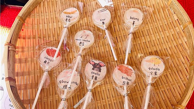 「族語棒棒糖」使用糖漿和糯米紙製成，圖文並茂，讓小朋友邊吃糖邊學族語。（蕭嘉蕙攝）