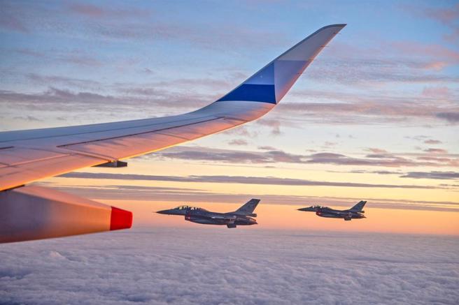 空军F-16战机伴飞向总统致敬，预祝此次访问行程顺利成功。（青年日报提供）