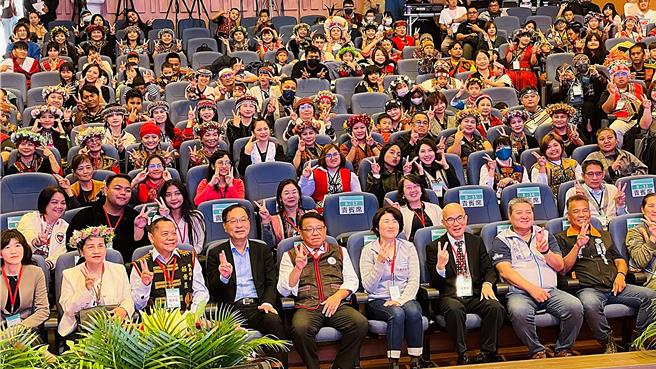 原民會於台東大學知本校區演藝廳舉辦「沉浸式族語幼兒園暨族語保母聯合頒獎典禮」，全體大合照。（蕭嘉蕙攝）