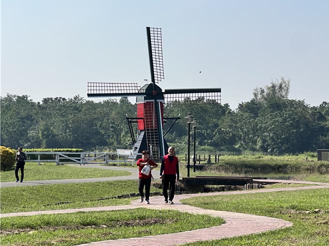 台南市柳营区德元埤荷兰村的风车近日完成整修，焕然一新，吸引游客造访。（张毓翎摄）