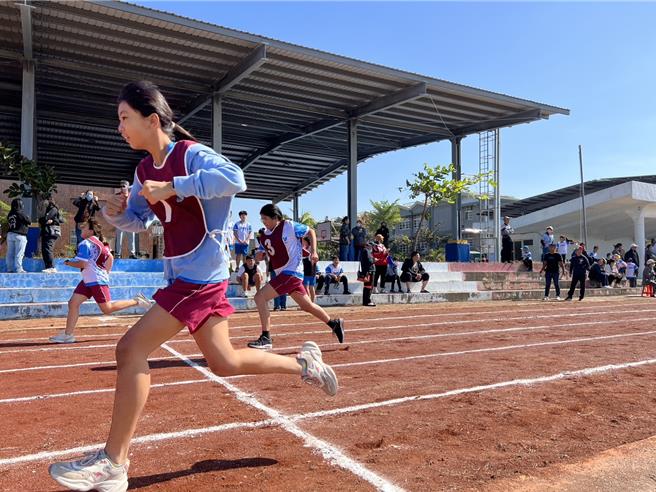 台南市北門區30日結合1所國中、6所國小辦理中小學聯合運動會，其中首次舉辦的校際大隊接力是亮點。（北門區公所提供／張毓翎台南傳真）