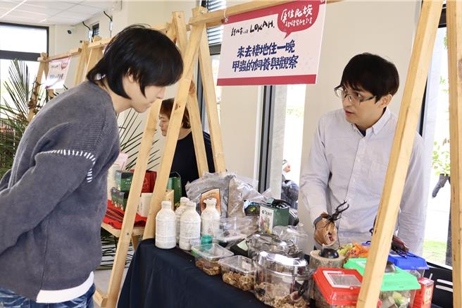 得獎團隊人員向民眾講解甲蟲飼養與觀察。 (新北原民局提供)