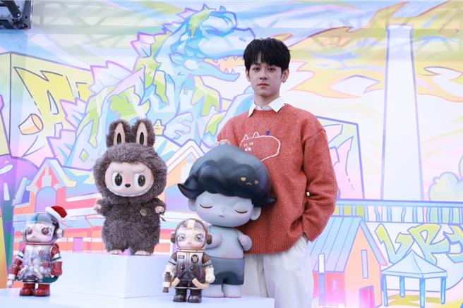 洪暐哲熱愛收藏公仔，尤其愛買盲盒。（年代提供）
