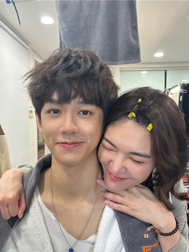 洪暐哲（左）因為拍戲和張榕容建立好感情。（年代提供）