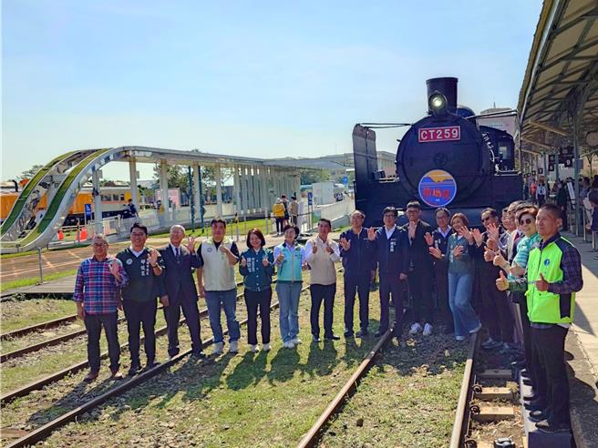高雄港车站睽违16年再度有列车启程，高雄市文化局举办「滨线启程」唤起老高雄人、台铁人回忆。（任义宇摄）