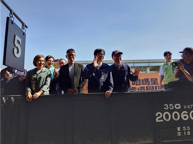 高雄市长陈其迈搭上「哈玛星号」列车在鸣笛声中缓缓前进，陈其迈感念铁道对高雄的贡献，预计订11月29日为「高雄铁道日」。（任义宇摄）