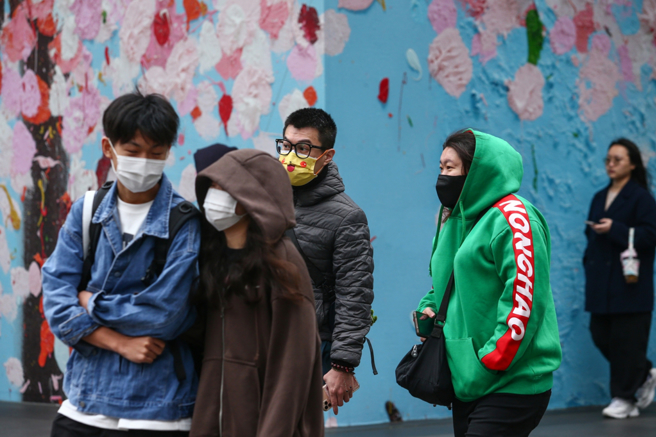 12月1日各地早晚仍偏冷，預測台灣中部以北低溫約11到14度。（示意圖，鄧博仁攝）