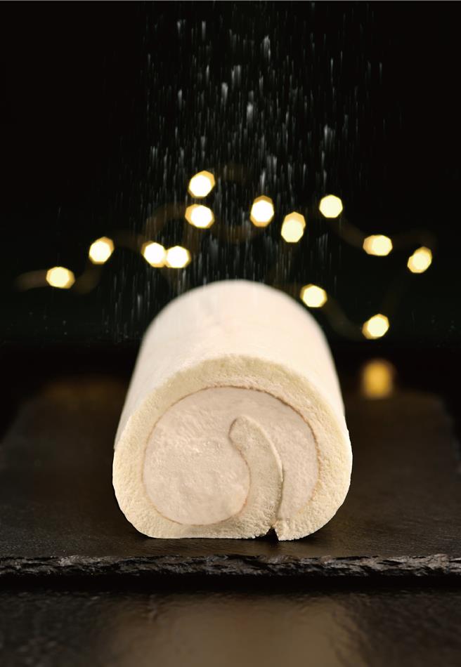 亚尼克首次使用吸油率比传统小麦粉低40％的米谷粉打造雪白纯净的「雪天使生乳卷」，视觉上唯美梦幻。(亚尼克提供)