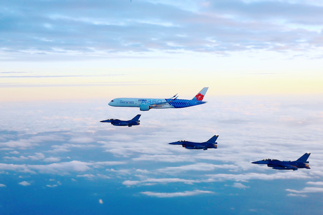 空军派遣4架F-16V实施伴飞护航。（国防部提供）