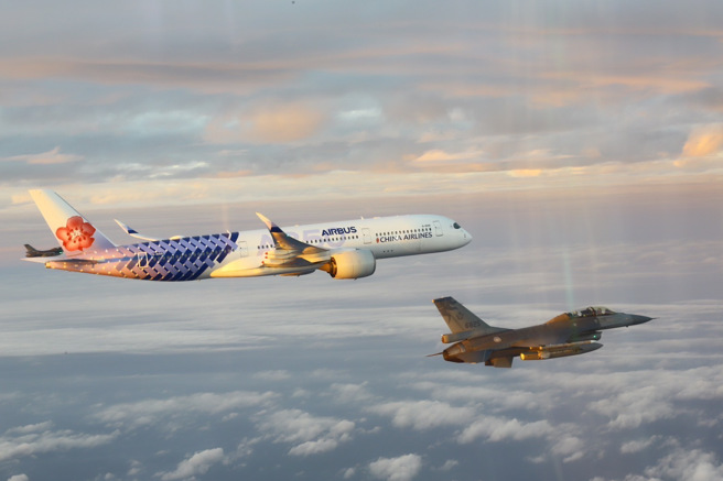 空军派遣4架F-16V实施伴飞护航。（国防部提供）