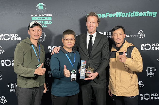 世界拳总（WB）主席范德沃斯特（右二）为林郁婷退赛争议致歉，并与体育署副署长房瑞文（左二）、教练曾自强合照。（房瑞文提供）