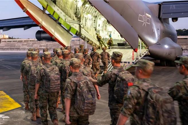 和平神鹰2024联合演习，陆方参演部队抵达印尼。图为前期训练出征。（大陆央视）