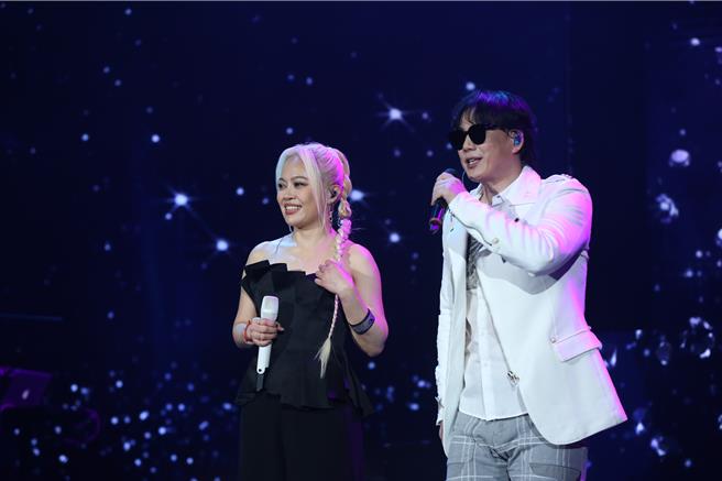 萧煌奇与戴爱玲30日同台合唱。（宝吉祥提供）