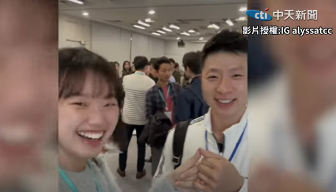 女同學跟馬龍打勾勾，約定下次女同學到大陸參訪，換馬龍寫卡片歡迎！