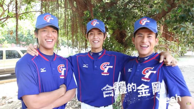 陈杰宪（右）10年唱歌片遭翻出，与曹佑寧、苏智杰合称「中华队三帅」。（图／YouTube 相信音乐BinMusic）