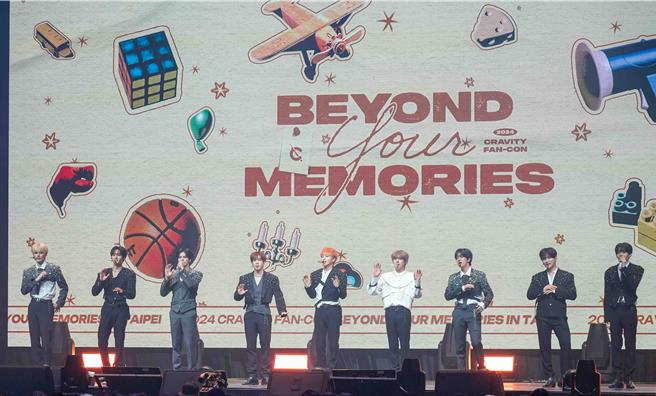 CRAVITY于台大综合体育馆开唱。（罗永铭摄）