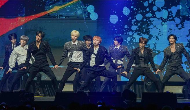 CRAVITY又唱又跳嗨翻全场。（罗永铭摄）