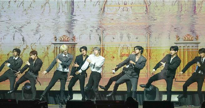 CRAVITY与台下粉丝互动热络。（罗永铭摄）