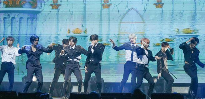 CRAVITY承诺会尽快再回台开唱。（罗永铭摄）