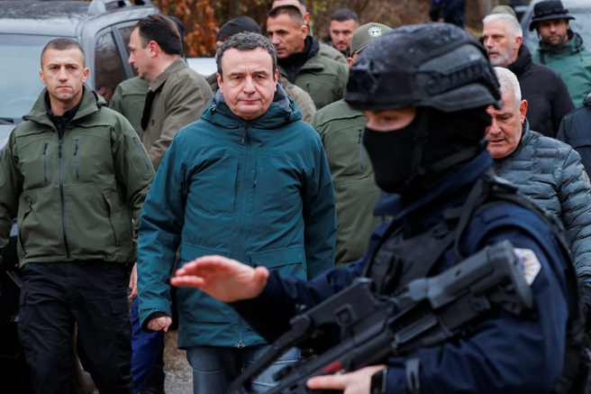 2024年11月30日，科索沃總理庫提視察了科索沃北部受損的運河，該運河為兩座燃煤發電廠供水，這兩個發電廠幾乎提供了該國所有電力。（路透社）