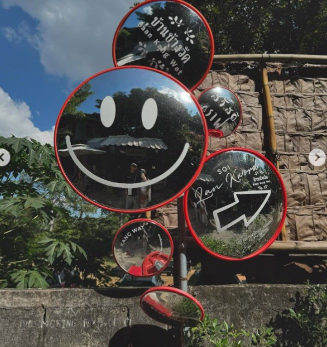 柯佳嬿、坤达低调放闪，镜中反射可以看到两人身影。（图／翻摄自alicekochiayen IG）